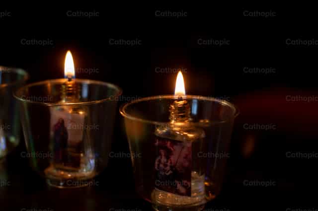 Lighted candles - Catholic stock images - Photo by Carolina BR