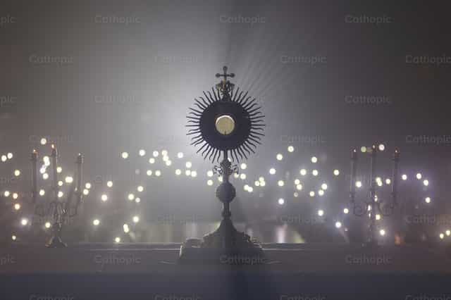 Santíssimo Sacramento exposto com iluminação de fundo - Imagens católicas de stock - Foto de Diócesis de Córdoba