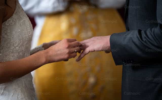Épouse et époux pendant un mariage - Images catholiques de stock