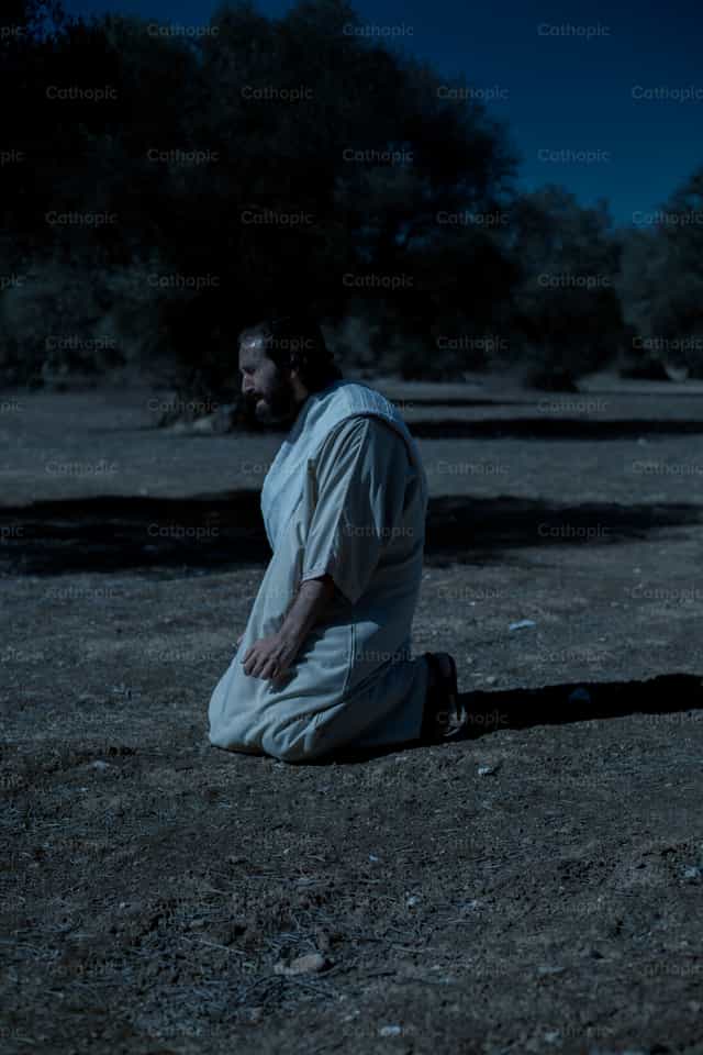 Jesús suplica de rodillas al Padre - Banco de imágenes católicas