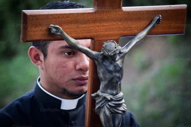 Pela vossa Cruz, nos salvastes - Imagens católicas de stock