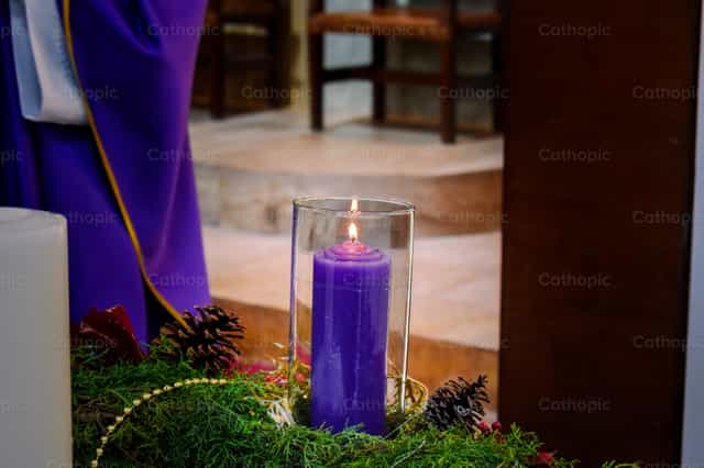 Vela del Adviento encendida - Banco de imágenes católicas