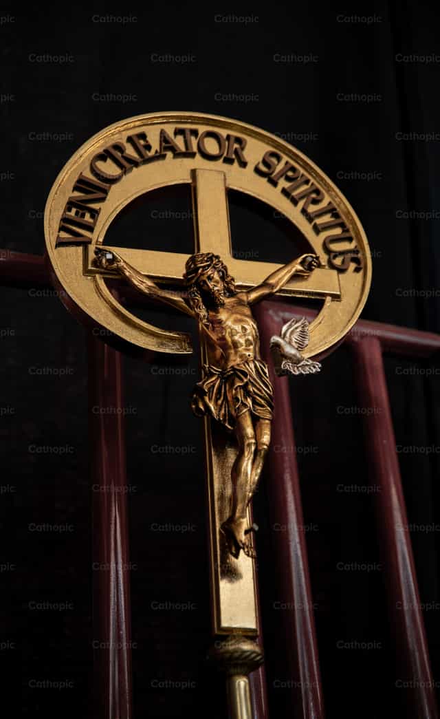 Cristo en la cruz - Banco de imágenes católicas - Fotografía por Carolina BR