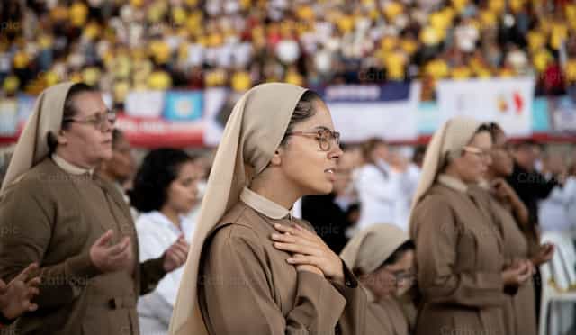 Religious community in prayer - Catholic stock images - Photo by Carolina BR