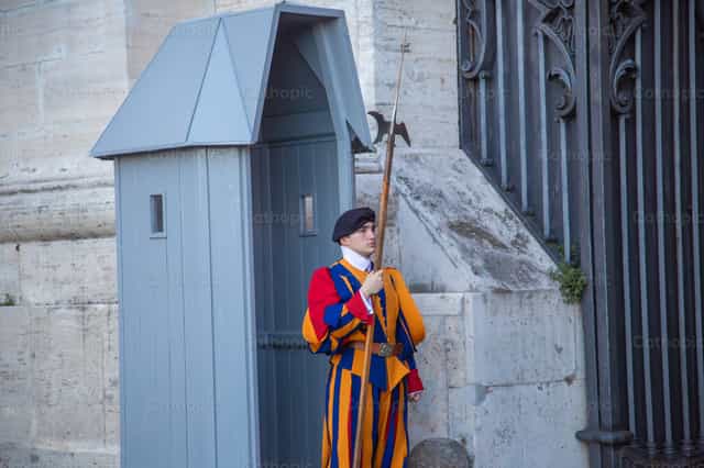 Soldado da Guarda Suíça do Vaticano - Imagens católicas de stock - Foto de Yandry Fernández Perdomo