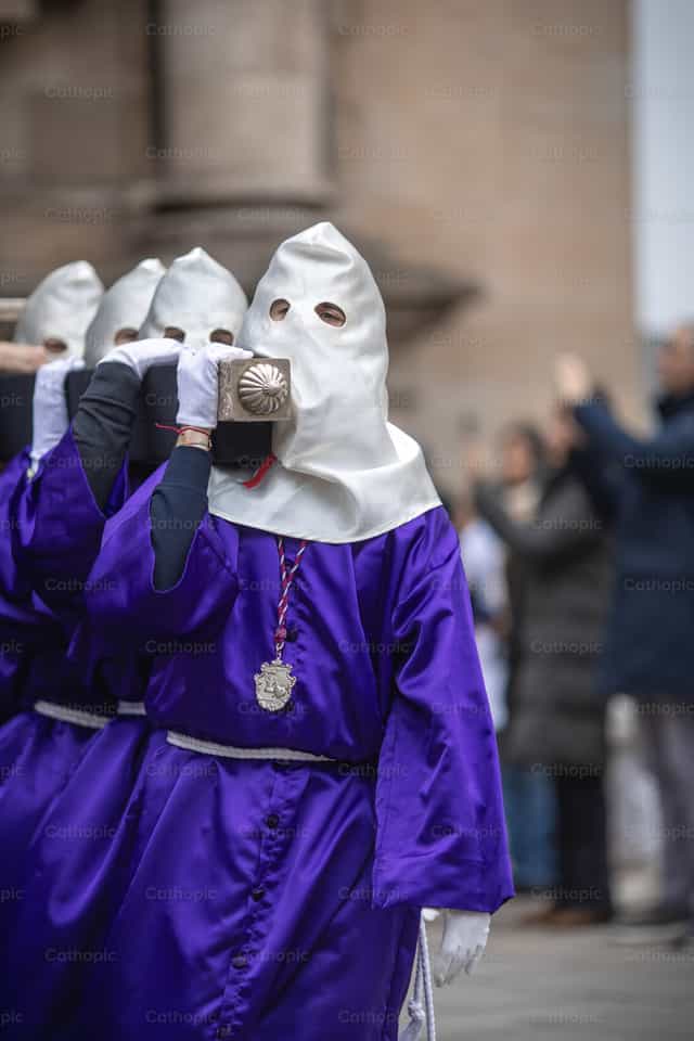 Cofrade carrying images in Holy Week Spain - Catholic stock images - Photo by Yandry Fernández Perdomo