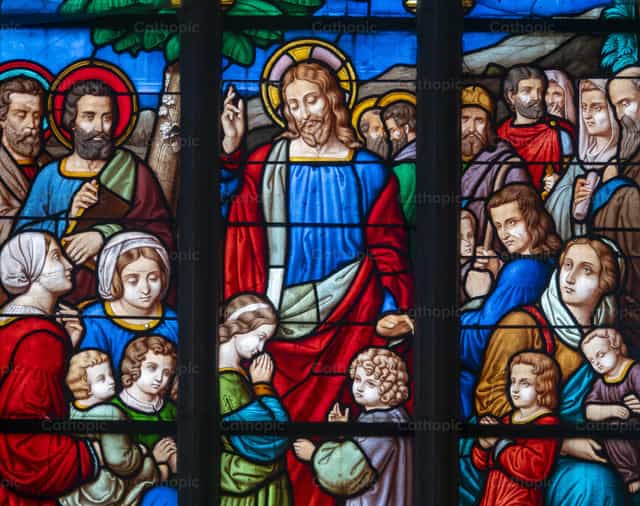 Vidriera que representa a Jesús y a los niños - Banco de imágenes católicas - Fotografía por Joan Sutter