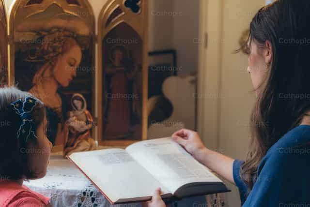 Ina at anak na babae na nagdarasal sa harap ng Birheng Maria - Mga Catholic stock image - Larawan ni Almures Studio