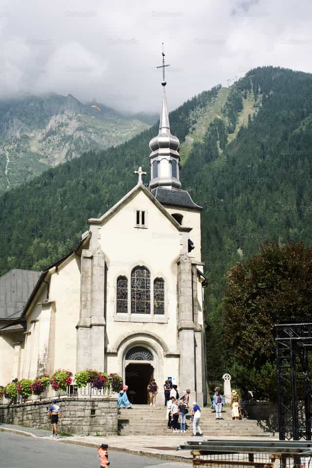 Iglesia en la montaña - Banco de imágenes católicas - Fotografía por Lupe Belmonte