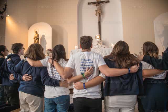 El poder de la oración en comunidad - Banco de imágenes católicas