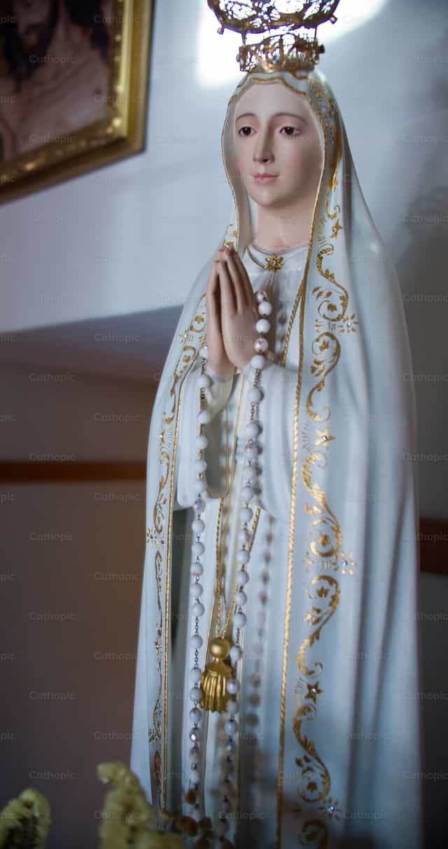 Estatua de Nuestra Señora de Fátima - Banco de imágenes católicas - Fotografía por Catholic Stuff