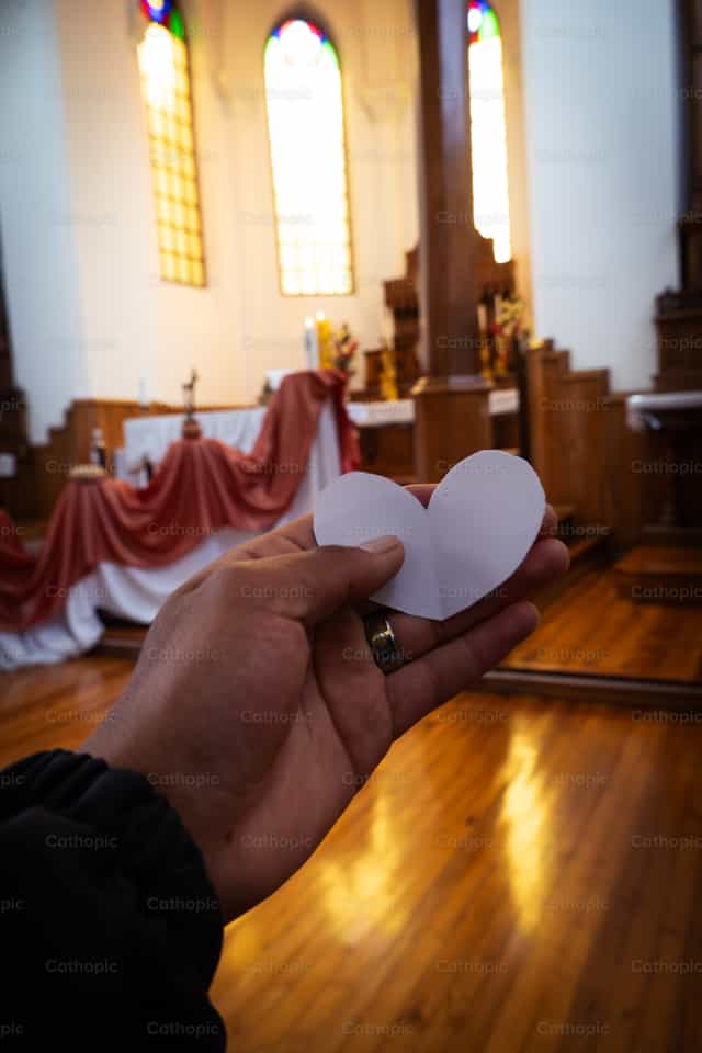 Corazon en mano - Banco de imágenes católicas - Fotografía por Javier Bastidas