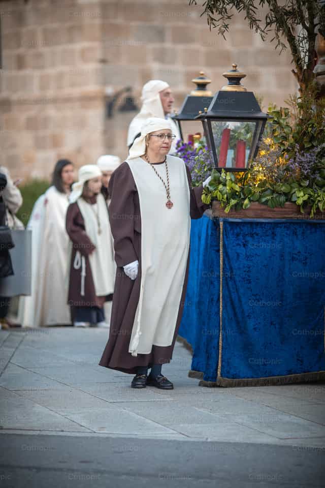 Mujer en procesión de semana santa - Banco de imágenes católicas - Fotografía por Yandry Fernández Perdomo