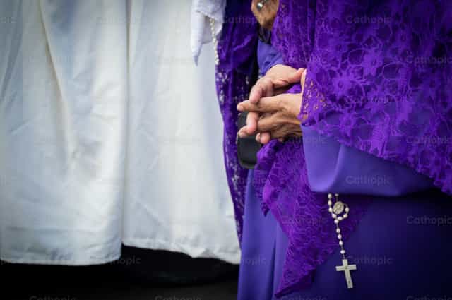 Woman Praying - Catholic stock images - Photo by Gabriel Manjarres