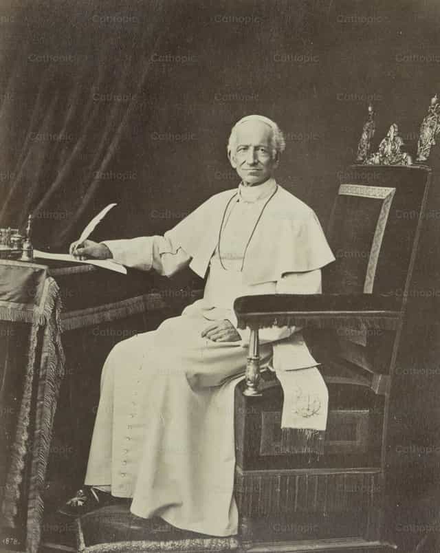 Portrait du pape Léon XIII assis, vu de profil - Images catholiques de stock - Photo de Cathopic