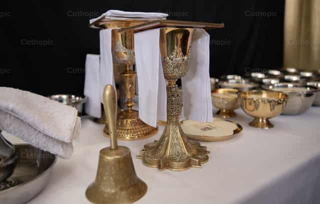 Liturgische Kelche und Gefäße - Katholische Stockfotos - Foto von Carolina BR