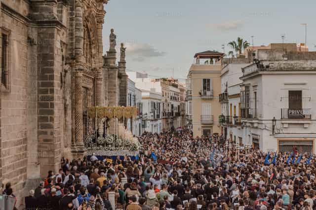 El pueblo se vuelca con su Virgen - Banco de imágenes católicas - Fotografía por Lucía González Rodríguez