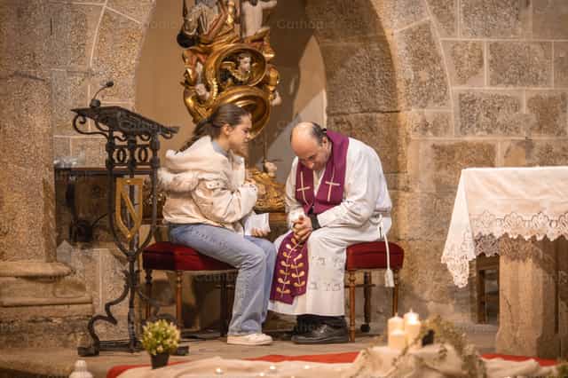 Le confessionnal : porte d’entrée vers la grâce divine - Images catholiques de stock - Photo de Yandry Fernández Perdomo