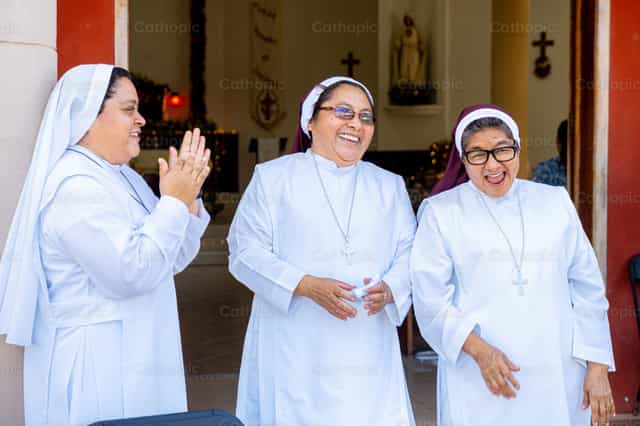 Felices religiosas - Banco de imágenes católicas - Fotografía por Hein Palma