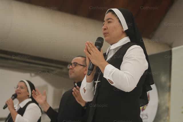 Religiöse Schwester im Gebet - Katholische Stockfotos - Foto von RCCES Tabasco