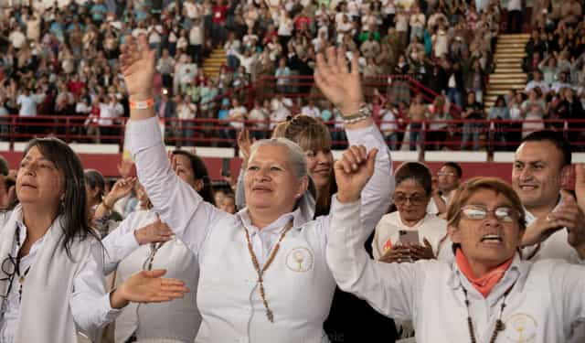 Mga babaeng nagdarasal bilang komunidad - Mga Catholic stock image - Larawan ni Carolina BR