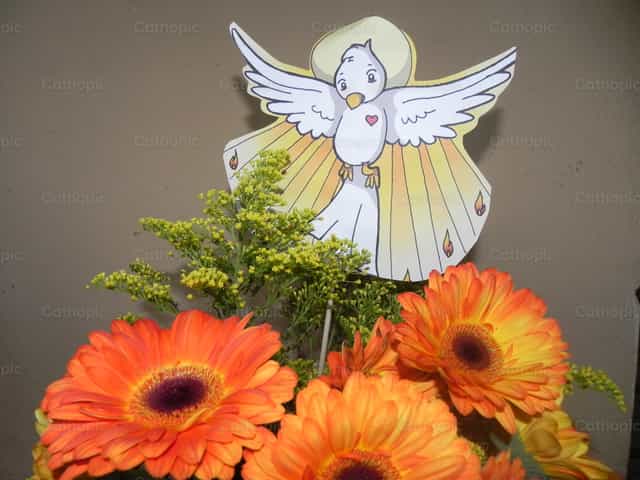 Mga Bulaklak para sa Banal na Espiritu - Mga Catholic stock image - Larawan ni sathyabarascout