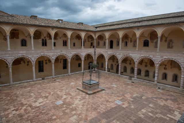 Chiostro del convento di Assisi - Immagini stock cattoliche