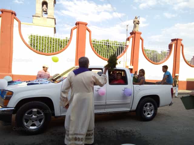 Sacerdote bendiciendo - Banco de imágenes católicas