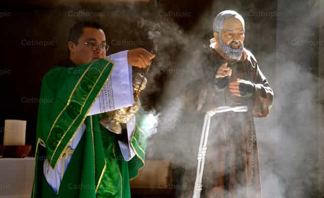 Bendición de imágen de San Pio de Pietrelcina - Banco de imágenes católicas - Fotografía por Fray Foto