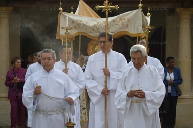 Processione con il Santissimo Sacramento - Immagini stock cattoliche