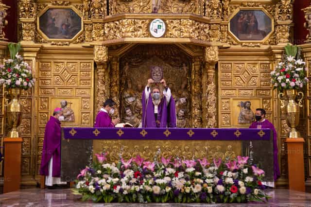Bênção com o Livro dos Evangelhos - Imagens católicas de stock