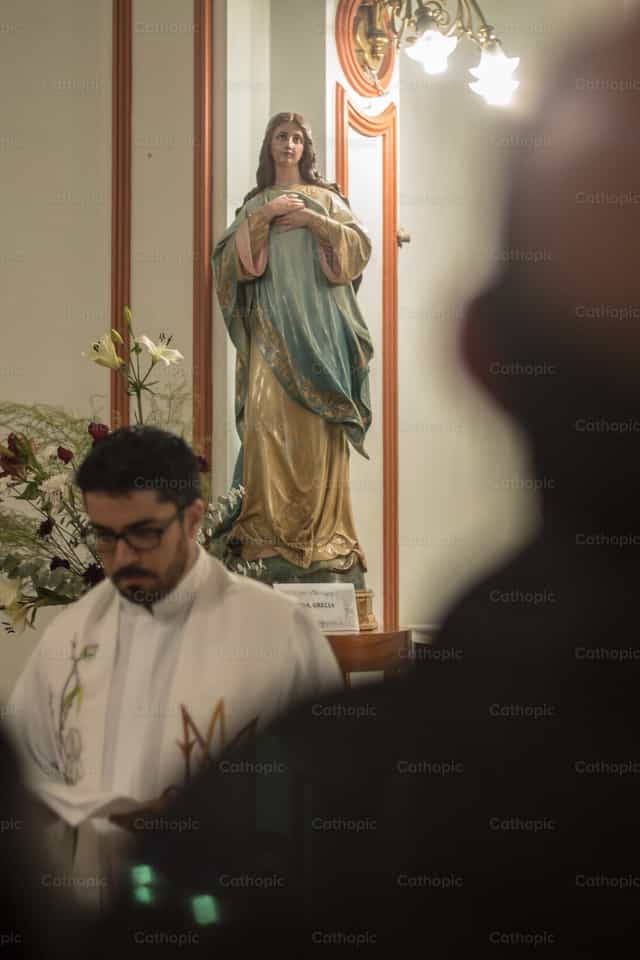 Sacerdote, valiente testigo de Dios - Banco de imágenes católicas - Fotografía por Ric Perezmont