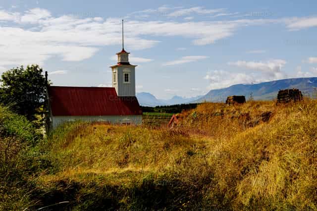 Abgeschiedene Kirche auf dem Land in Island - Katholische Stockfotos