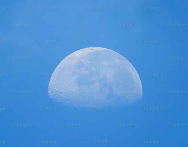 Mitad de la luna con sus cráteres - Banco de imágenes católicas