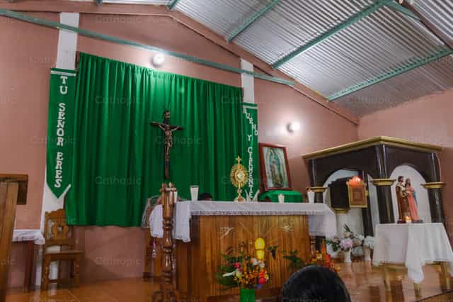 Adoração do Santíssimo Sacramento no altar - Imagens católicas de stock - Foto de fkyjb