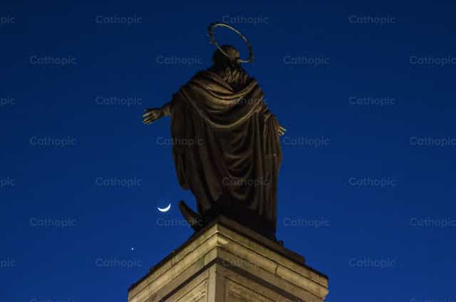 Ang Buwan sa Iyong mga Paa - Mga Catholic stock image