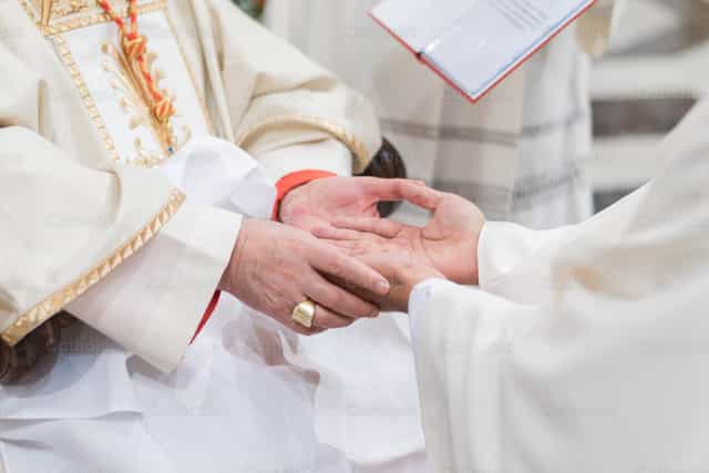 Mãos de entrega - Imagens católicas de stock