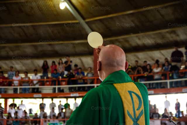 Monsignore Jose Manuel Garita - Katholische Stockfotos