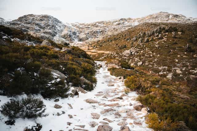 Camino a la cima de la montaña - Banco de imágenes católicas - Fotografía por Santiago de la Hoz