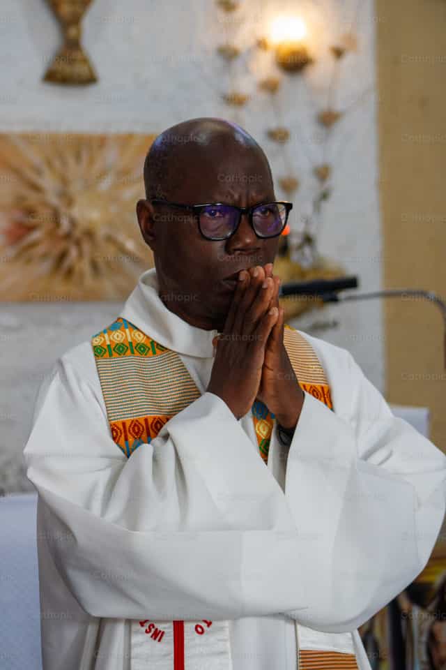 Sacerdote contemplando - Banco de imágenes católicas