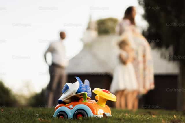 Familia - juguetes para bebes - Banco de imágenes católicas - Fotografía por Jakov Pleše