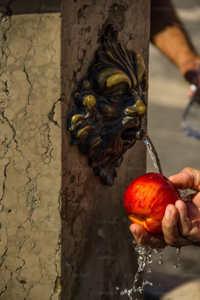 Lavando una manzana - Banco de imágenes católicas - Fotografía por Nicolás Núñez LC