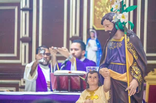 Consecration and St. Joseph - Catholic stock images - Photo by Carlos Daniel