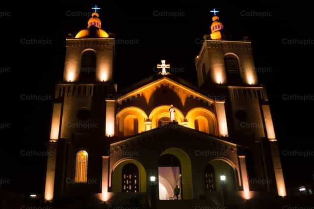 Paraguese kerk ’s nachts - Katholieke stockfoto's