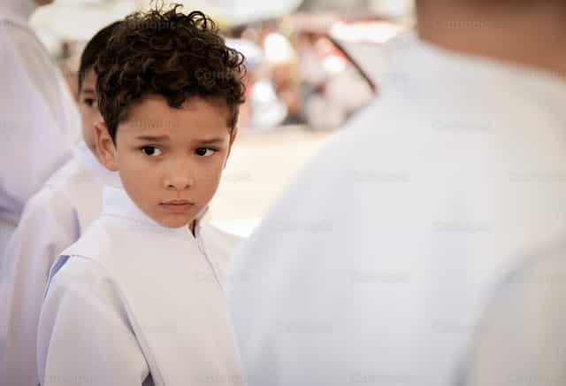 Pequeño monaguillo - Banco de imágenes católicas - Fotografía por Carolina BR