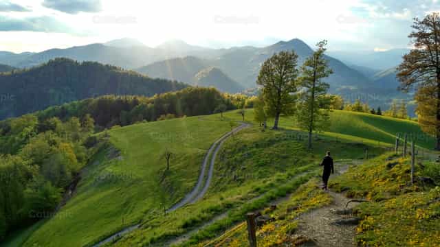 Caminando en las montanas - Banco de imágenes católicas