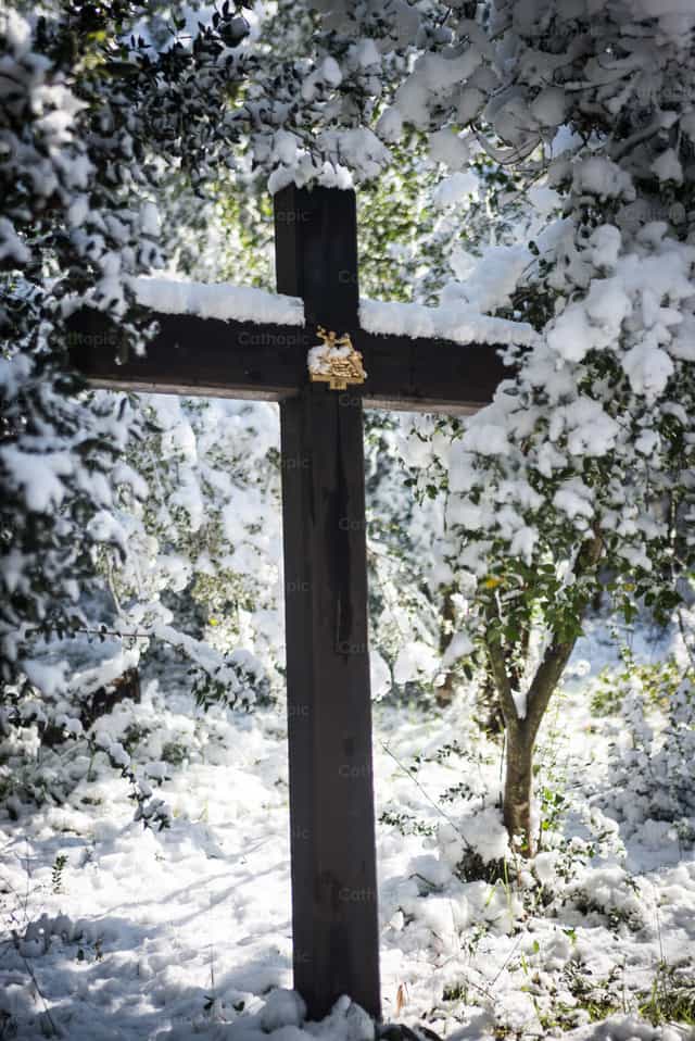 Cruz con nieve - Banco de imágenes católicas