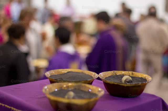 Vasos com cinzas - Imagens católicas de stock