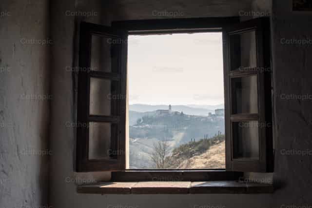Mornese. Ang Bintana - Mga Catholic stock image - Larawan ni Vytautas Markūnas SDB