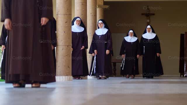 Clare nuns - Catholic stock images - Photo by Fray Foto